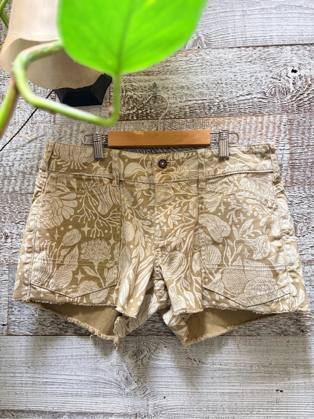 Pilcro (Anthropologie) | "Bloomingprint" Beige Floral Shorts - Women "27" (30)